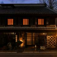 建物は明治時代中期頃に建造されたという、歴史と文化を感じさせる趣きのある空間もまた見応えあり。