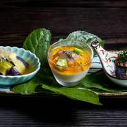 料理に多彩な表情を与える、地場の野菜たち。野菜ソムリエとしての視点で選び抜いた、良質な食材を使用。彩りや風味や食感など、それぞれの持つ個性を最大限まで引き出しています。