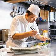 髙橋氏にとっても大切な故郷である長野県。地元の食材を使うことで、この地豊かな自然を料理の中で表現しています。多くの伝統が刻まれた古民家と四季折々の料理は、ゲストを非日常へと誘います。