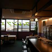 カウンター席も御座いますので横並びでの飲食も可能です。またアルコール類のご用意もしております