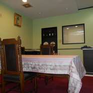 ひとテーブルのみの室（個室）。スタッフの出入りは少しありますが、他のお客様への気兼ねはありません。