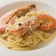 海老の頭の部分のうまみを濃縮した「アメリケーヌソース」が絶妙な味わいの『エビのクリームパスタ』。一番ソース絡みがよいフィットチーネを選び、仕上げに生クリームやトマトなどで味を整えた人気の一品です。