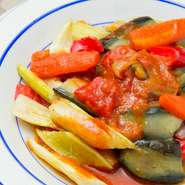 イタリアの伝統料理『カポナータ』は、ナスとトマトがメインの料理。ナスの旨味を、トマトソースでぎゅっと閉じ込め、野菜全体の優しい甘味が楽しめます。
