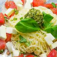 普通はつくり置きすることが多い、ジェノベーゼソース。でも、つくりたての風味を味わってみると、その差は歴然です。