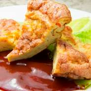 チーズの香りと味が、熱々の卵との相性抜群です。味はしっかり付いていますので、ケチャップはお好みで。