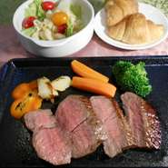 前菜からデザートまでのフルコースで肉料理には主にステーキをご提供しておりご好評をいただいております。