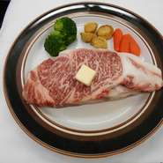 和牛の脂肪が少なく柔らかい部位肉を使用。
パン　サラダ付きのセット