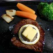 柔らかい食感の部位　ランプ肉（モモ）の
ステーキ
サラダ　ライス又はパン　デザート　コーヒー付き
