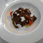 お昼向けの軽いコース料理。
前菜　サラダ　魚料理又は肉料理にデザート　コーヒー付きのコースです。