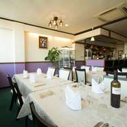 お誕生日や記念日にコース料理のご予約の場合
『手作りケーキ』のご用意も出来ます。
少人数での個室の貸切のほか、多人数の宴会にもご利用いただけます。
くつろぎの空間でイタリア料理をお楽しみください。