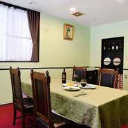 店内には8名様までご利用いただける個室があります。小さなお子様連れの方、ご家族のお誕生日会やお祝い事でのご利用はいかがでしょうか。前日までにご予約ください。