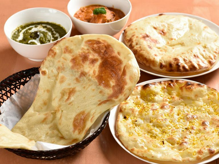 チーズ・ガーリック味もある、焼きたてアツアツのナンは本場の味