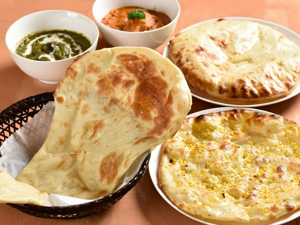 チーズ・ガーリック味もある、焼きたてアツアツのナンは本場の味