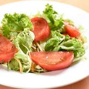 レタス、にんじん、キャベツ、トマトなど、北海道の新鮮野菜を使ったサラダ。レモン、ブラックペッパー、砂糖、オーガニックスパイスを使った自家製ドレッシングで、野菜がモリモリ食べられます。