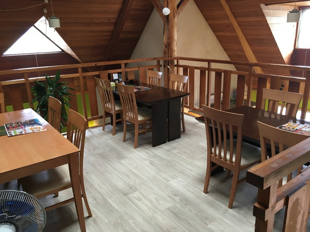 【2F】ロフト　4名様用テーブル席×2卓　3名様用テーブル席×1卓