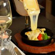 ハイジのチーズで有名なラクレットは、専用のオーブンを使い席前でとろ～りとサーブされる、瞳にも美味しいチーズ料理。
食後には、大人可愛いデザートが素敵な貴女のテーブルに華を添えてくれます。