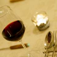 たとえワインに詳しくない方であっても、ワインと料理が奏でる素敵なハーモニーを感じて頂く為にサポートさせて頂くことが私達ソムリエの役目であり、より素敵な食事の時を過ごして頂けるよう務めてまいります。