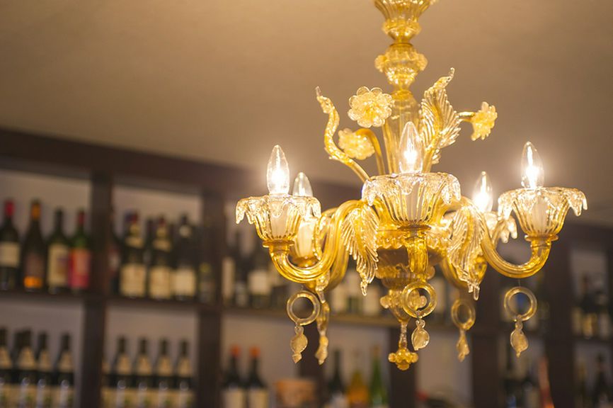 「ムラーノ・シャンデリア」のやさしい灯りに包まれた店内