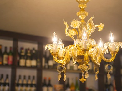 「ムラーノ・シャンデリア」のやさしい灯りに包まれた店内