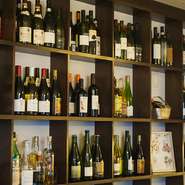 ワインはイタリア産を中心に約100種類取り揃えられています。函館、余市、岩見沢など、北海道のワイナリーでつくられた希少価値の高いワインもおすすめ。北海道の旬の味覚とともに、一度味わってみる価値ありです。