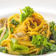 白魚のほのかな苦みと春野菜の苦みを組み合わせたスパゲティ・アリオリーオ。香りづけのサフランの黄色と、菜の花や芽キャベツ、エンドウ豆など春野菜の緑のコントラストが鮮やかで、食欲をそそる一品です。