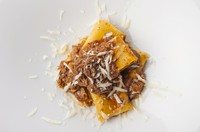 道産のエゾシカ肉の自家製サルシッチャ（ソーセージ）をレンズ豆と一緒にトマトベースで煮込み、スパイシーに仕上げたパスタ。よく噛むとソースの旨みが増すため、大きめのパスタ、パッケリと合わせています。