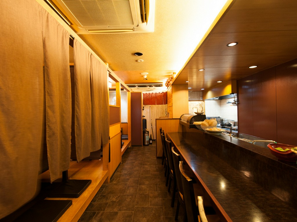 「北新地駅」、「淀屋橋駅」からそれぞれ、徒歩5分の場所に立地