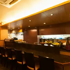 最大24名、カウンター席と掘りごたつの個室で構成される店内