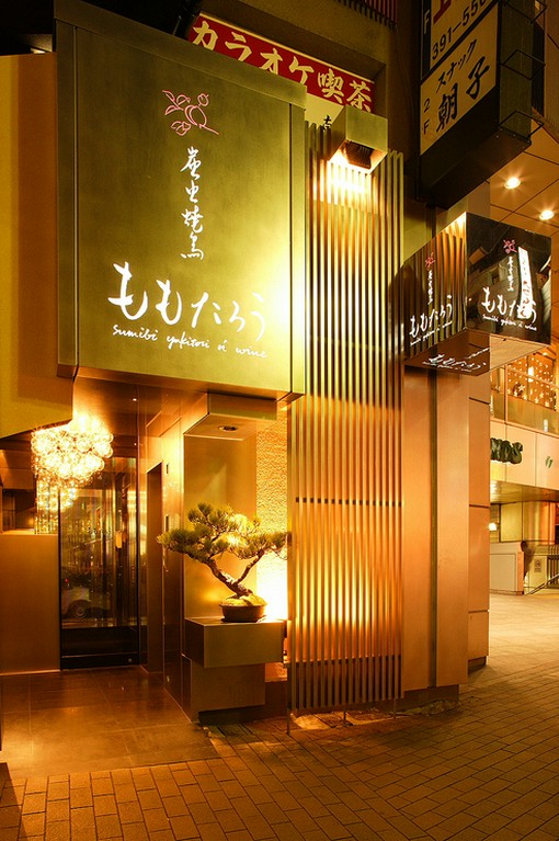 夜の街を彩る、おしゃれな外観についつい誘われます