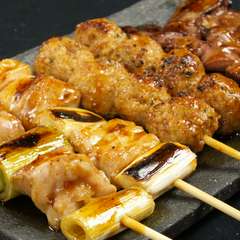こだわりの厳選された鶏肉を、炭火でじっくりと焼きあげられた人気のメニュー『焼鳥盛り合せ（10種盛）』