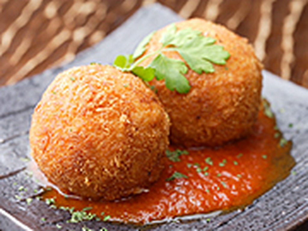 女性にも大人気！　全体のバランスが抜群の手づくりの一品『鶏ライスコロッケ　トマトソース』