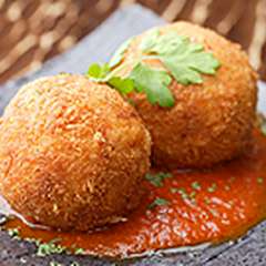 女性にも大人気！　全体のバランスが抜群の手づくりの一品『鶏ライスコロッケ　トマトソース』