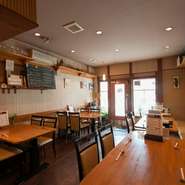 木の温もりがあふれ、優しさを感じさせる店内には、ベンチシートがありゆっくりとくつろげます。落ち着いた空間でおいしいイタリアンを頬張りながら、しばしリラックスしたひとときを。