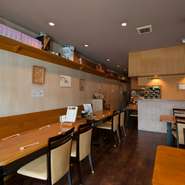 カジュアルで親しみやすい雰囲気の店内は、20名までの貸し切りパーティができる広々スペース。飲み放題が付いたパーティプランもあり、予算や内容の相談も可能です。二次会や仲間たちとのパーティに。