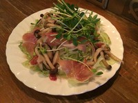 パルマ産高級生ハムとニンニクを効かせたきのこのマリネの食べごたえがあるサラダ。