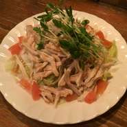 柔らかく、固くなりすぎないように蒸して味付けした鶏を
食べやすく切ってヘルシーなサラダです。