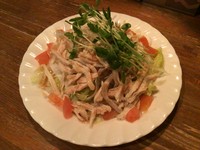 柔らかく、固くなりすぎないように蒸して味付けした鶏を
食べやすく切ってヘルシーなサラダです。