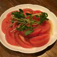 どこにでもあるトマトもあらっ、不思議。甘くておいしい。
トマトの甘味を引き出すための見極めが大事なことです。
普通のトマトでも、美味しくなる物と美味しくならない物と
甘味を引き出すことが大事なことです。