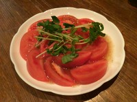 どこにでもあるトマトもあらっ、不思議。甘くておいしい。
トマトの甘味を引き出すための見極めが大事なことです。
普通のトマトでも、美味しくなる物と美味しくならない物と
甘味を引き出すことが大事なことです。