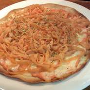 昭和の時代から料理を作られてる方ならわかる
伝説の創作料理！
それを改良して合うように、明太子でしてみました。
スパゲティからフェットチーネに変えて食感にこだわって
これ1つでピッツアとパスタが味わえます