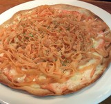 昭和の時代から料理を作られてる方ならわかる
伝説の創作料理！
それを改良して合うように、明太子でしてみました。
スパゲティからフェットチーネに変えて食感にこだわって
これ1つでピッツアとパスタが味わえます