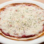 通常の生地とは少し違います。
食感を大切に思います。
水分の少ない生地を「パリッ」とした食感になるように焼きます。
ソースには、フォンデュトマトを用いて甘くて濃厚な味にして
チーズで調整します。