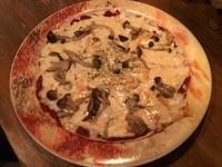 ニンニクとタカの爪で炒めたきのこをのせ、ガーリックチップをトッピングに。