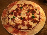 トマトソースで合わしたラタトゥユをのせ味わい濃厚ピッツァ。