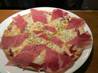 焼き上げたピッツァの上に生ハムをトッピング。
パリパリの食感に塩分控えめな生ハムのうまみが出ています。
お酒が進む1品です。