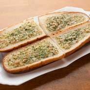 ブルゴーニュ風のエスカルゴバターをパンに合うように改良したバターが特徴。
バターが溶けるのを計算尽くして、水分の少ないパンで溶けたバターが
染み込み柔らかく！外はカリッとパリパリに焼くのがフンンチの技。