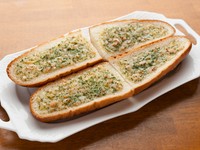 ブルゴーニュ風のエスカルゴバターをパンに合うように改良したバターが特徴。
バターが溶けるのを計算尽くして、水分の少ないパンで溶けたバターが
染み込み柔らかく！外はカリッとパリパリに焼くのがフンンチの技。