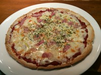 ベーコンとサラミの塩加減がさらに美味しさと旨味を
加味してとっても！おいしいピッツァです。