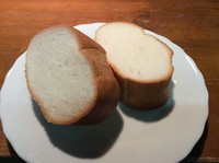バタールです。
柔らかい食感のキメ細かい美味しいパンです。
ガーリックトーストにはバケットパン
お食事にはバタール！！
味へのこだわりですね～