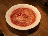 30年前に流行ったガーリックトマトソースと言われる物ですがパスタに合うチーズ、ピッツアに合うチーズそれぞれ違います。使い分けをして美味しい組み合わせに仕上げるのがホテルの料理です。
